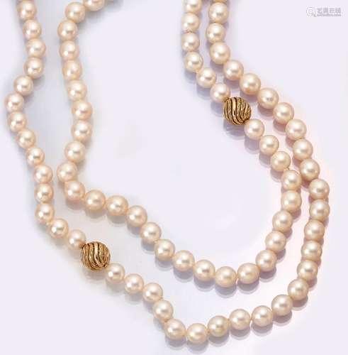 Extra-long necklace made of cultured akoya pearls