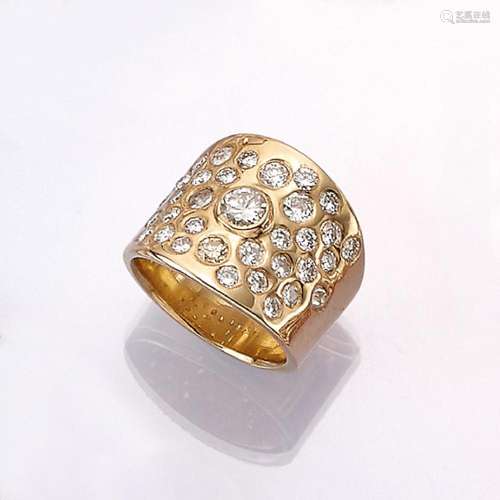 18 kt gold ring with diamonds