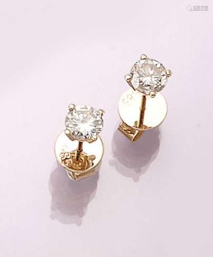 Pair of 14 kt gold earrings with brilliants