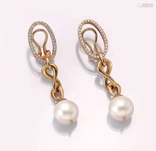 Pair of 18 kt gold ear clips with cultured pearls and brilli...