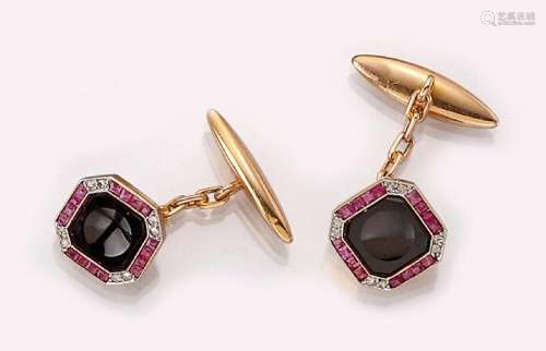Pair of 18 kt gold cufflinks with onyx