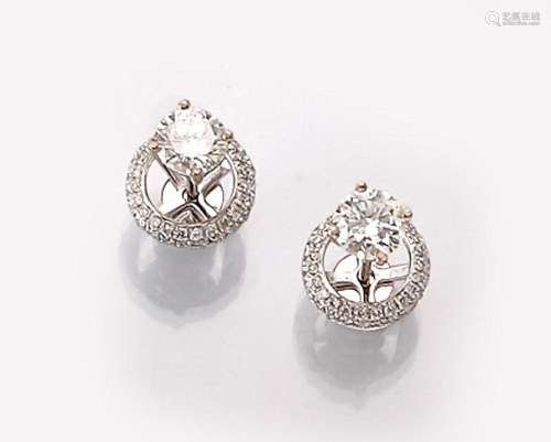 Pair of 18 kt gold earrings with brilliants