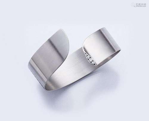 Designer-platinum bangle with brilliants