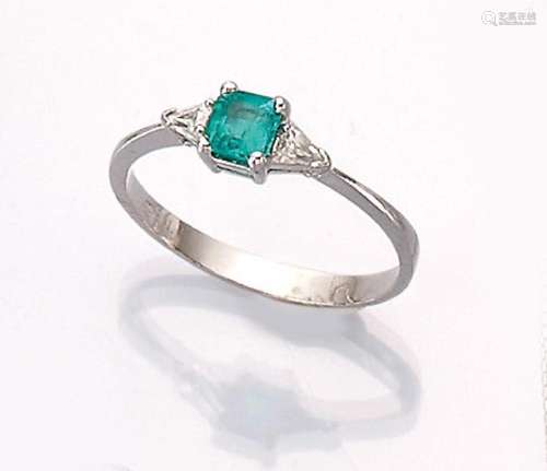 18 kt gold ring with emerald and diamonds