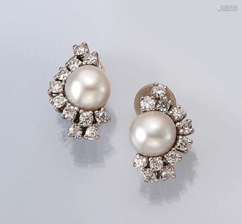 Pair of 18 kt gold ear clips with cultured pearls and brilli...