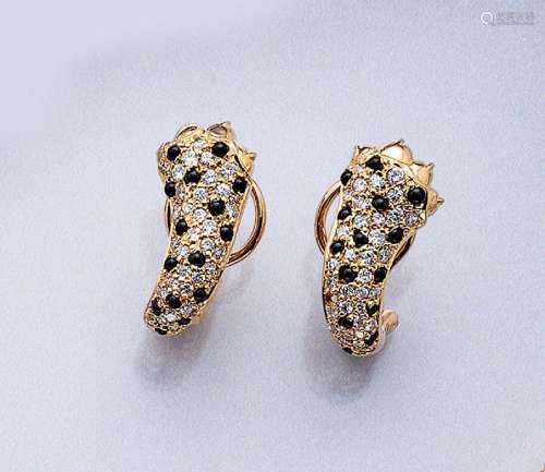 Pair of 18 kt gold earrings with brilliants and onyx