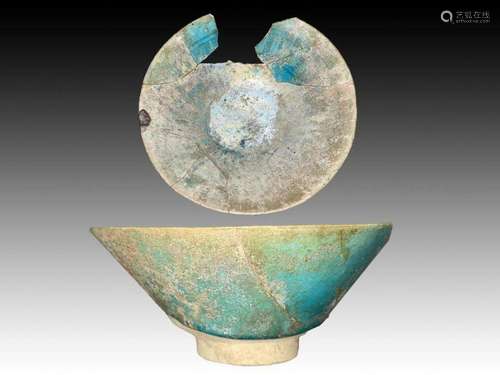 A KASHAN TURQUOISE GLAZED POTTERY BOWL, 12TH CENTURY IRAN