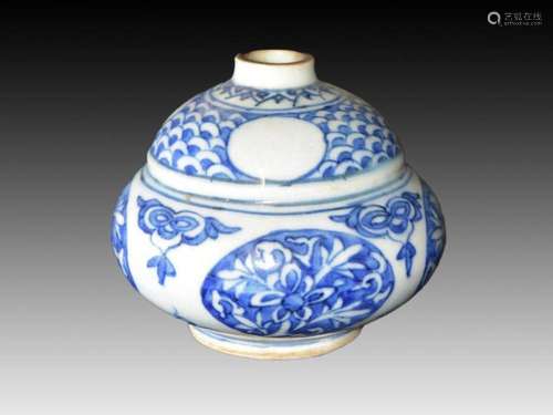 A SAFAVID BLUE & WHITE PORCELAIN BOTTLE, 17TH CENTURY