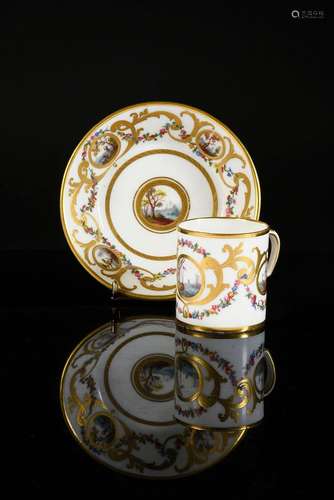 Gobelet litron (3e grandeur) et sa sous-tasse en porcelaine ...