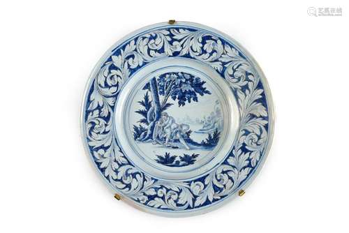 Plat en faïence de Nevers du XVIIe siècle A décor bleu et ma...