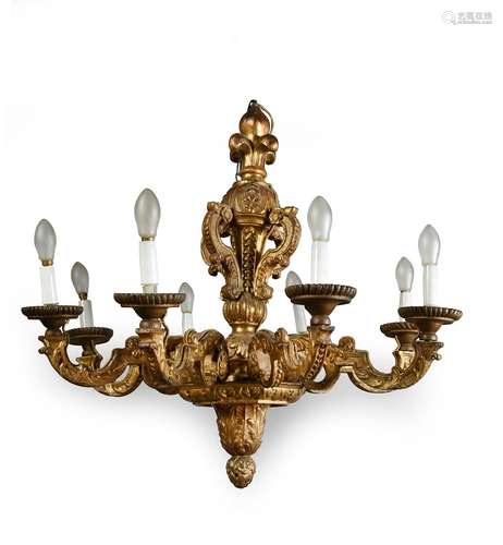 Lustre à huit lumières en bois sculpté et doréLe fût en balu...