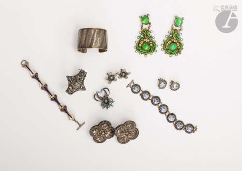 Lot de bijoux et accessoires fantaisie (bracelets, pendants ...