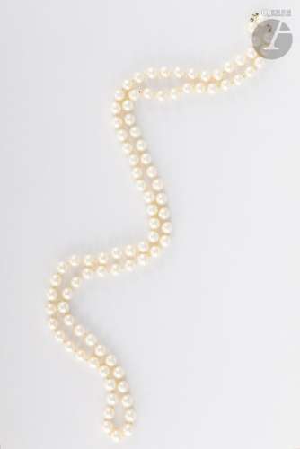 Long collier de perles de culture, fermoir en or dans une pe...