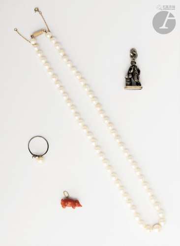 Lot de bijoux comprenant : un collier de perles de culture, ...