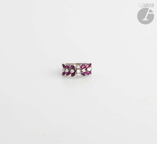 Bague en or 9K (375), sertie de diamants ronds et de rubis n...