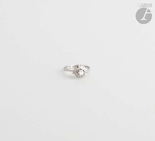 Bague en or gris 18K (750), sertie d'un diamant rond de ...