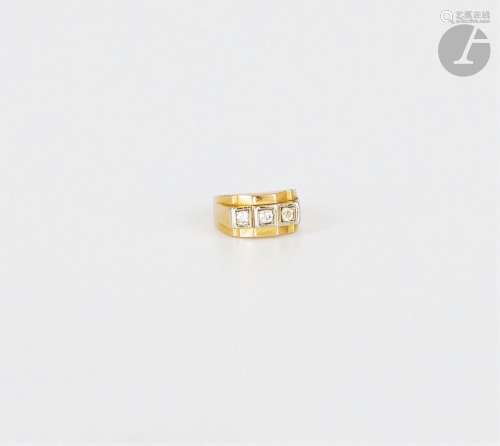 Bague en or 18K (750), sertie de 3 diamants de taille ancien...