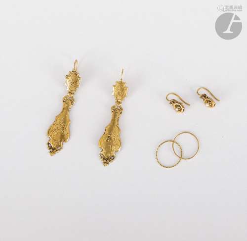 Paire de longs pendants d'oreilles en or 18K (750) gravé...