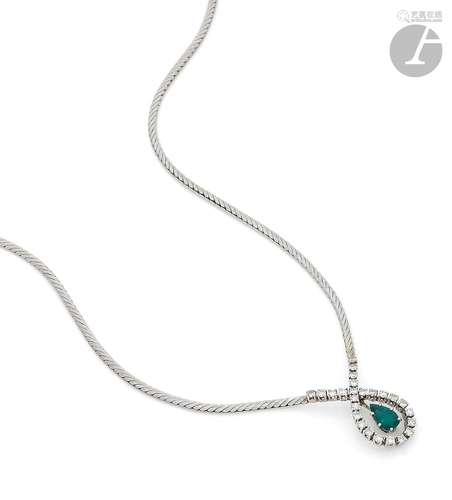 Collier lien d'or gris 18K (750), orné d'un motif ov...