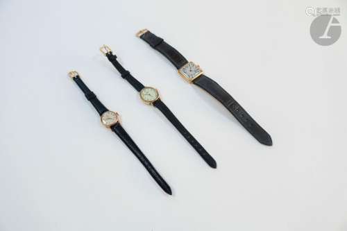 Lot composé de 3 montres bracelet pour femme dont deux en or...