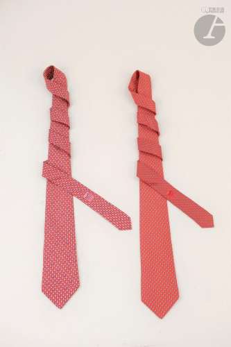 HERMÈS
2 cravates en soie fond rouge, l'une à décor d...