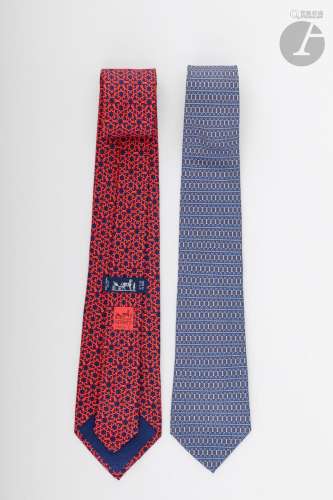 HERMèS
2 cravates en soie, l'une fond gris à motifs de m...
