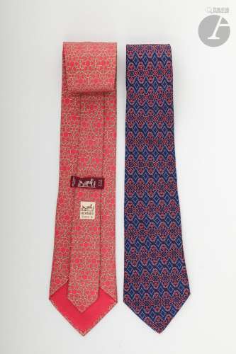 HERMèS
2 cravates en soie, l'une rouge à motifs de corda...