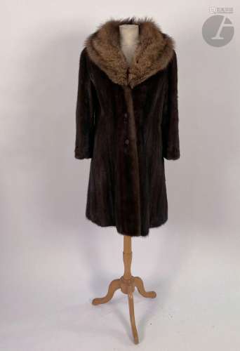 Ensemble de trois pièces : un manteau en vison brun et col r...