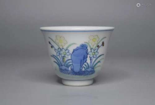 CHINESE PORCELAIN DOUCAI FLOWER AND ROCK CUP QING