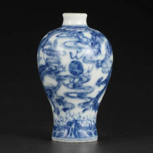 A BLUE AND WHITE 'DRAGONS' SNUFF BOTTLE