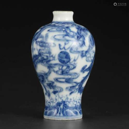 A BLUE AND WHITE 'DRAGONS' SNUFF BOTTLE