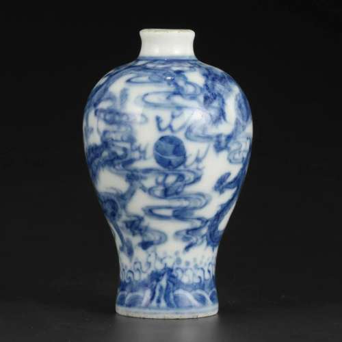 A BLUE AND WHITE 'DRAGONS' SNUFF BOTTLE