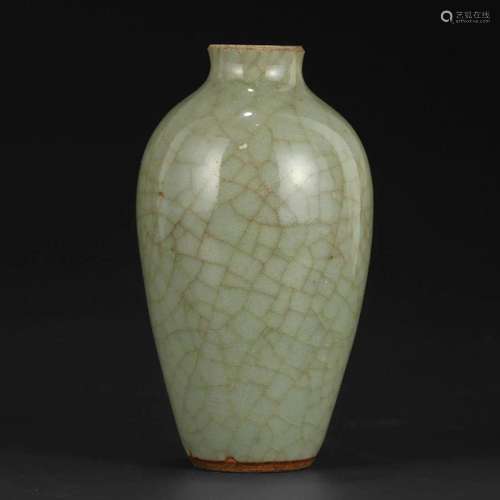 A LONGQUAN CELADON SNUFF BOTTLE