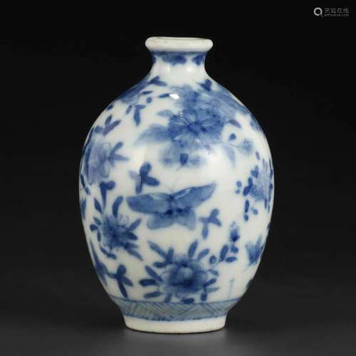 A BLUE AND WHITE FLORAL SNUFF BOTTLE