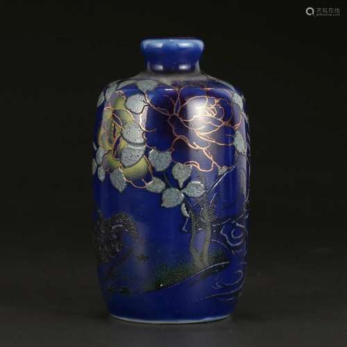 A BLUE-GLAZED GOLD-PAINTED FLORAL SNUFF BOTTLE