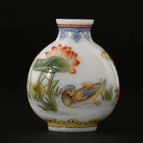 A GLASS 'LOTUS AND DUCKS' SNUFF BOTTLE