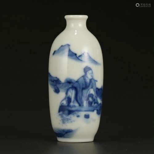 A BLUE AND WHITE 'FIGURES' SNUFF BOTTLE