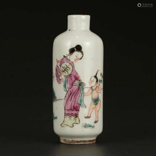 A FAMILLE-ROSE ' LADY AND BOY' SNUFF BOTTLE