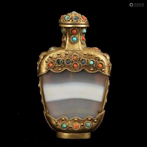 AN AGATE HARDSTONE-INLAID SNUFF BOTTLE