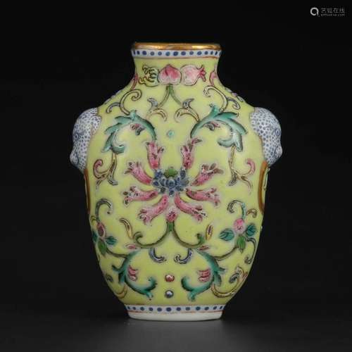 AN ENAMELLED PORCELAIN FLORAL SNUFF BOTTLE