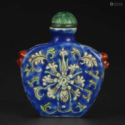 AN ENAMELLED PORCELAIN FLORAL SNUFF BOTTLE