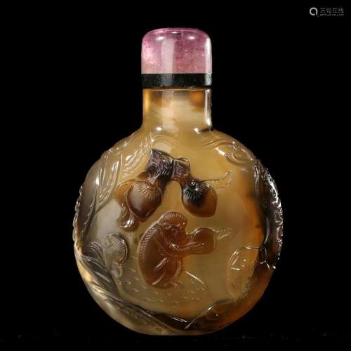 AN AGATE SNUFF BOTTLE