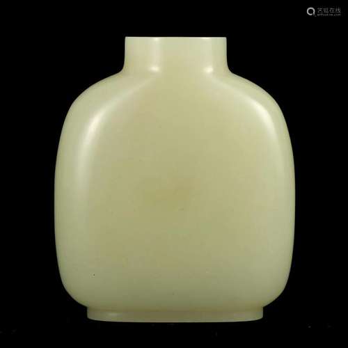 A WHITE JADE SNUFF BOTTLE