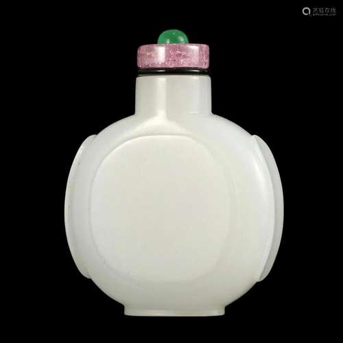 A WHITE JADE SNUFF BOTTLE