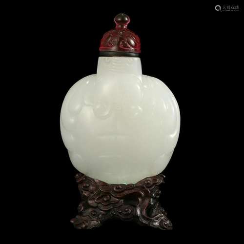 A WHITE JADE SNUFF BOTTLE