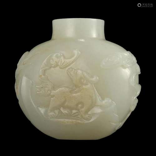 A WHITE JADE SNUFF BOTTLE