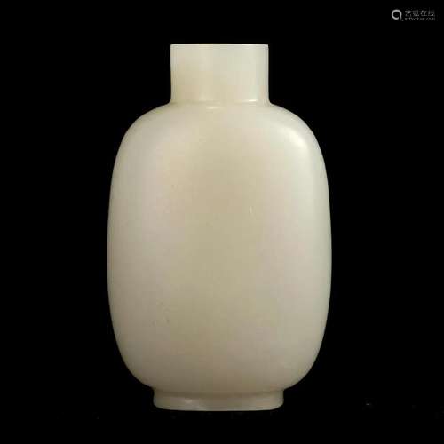 A WHITE JADE SNUFF BOTTLE