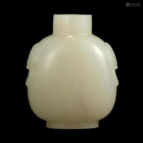 A WHITE JADE SNUFF BOTTLE