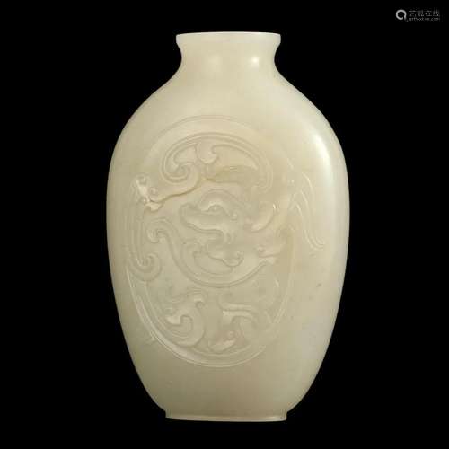 A WHITE JADE SNUFF BOTTLE