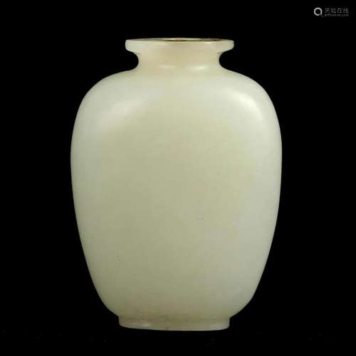 A WHITE JADE SNUFF BOTTLE